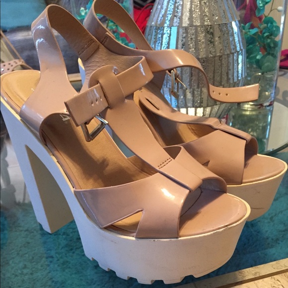 Nude platform - Picture 1 of 2